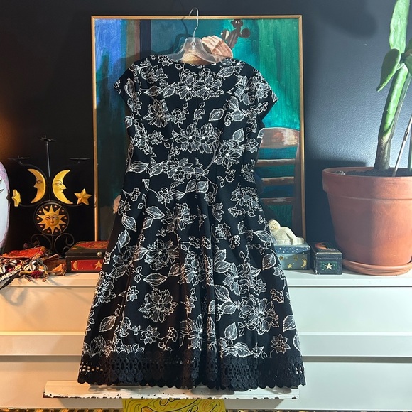 Laura Black Floral Lace Midi Dress Size 10 - Picture 11 of 16